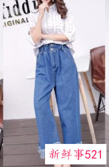 浅蓝色微喇牛仔裤配什么上衣