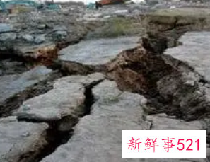 梦见地震地面裂缝