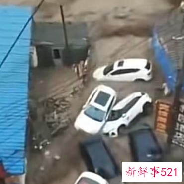 河南暴雨引发洪水冲走多辆轿车