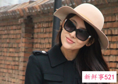 黑色大衣配什么帽子呢