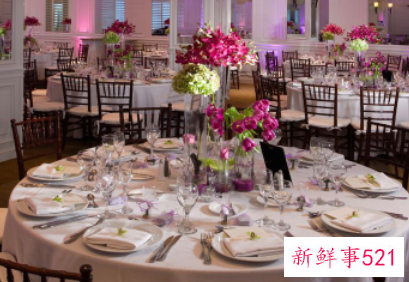 圆餐桌中间的摆饰