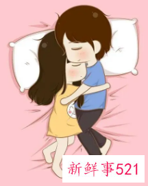 女生主动环抱男生脖子