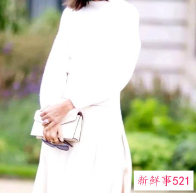 白色毛衣配什么色