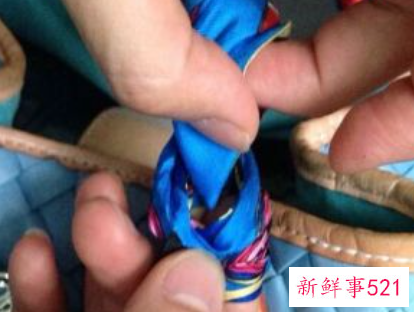 包包怎么系丝巾