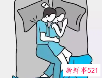 女生睡觉喜欢抱着男朋友睡