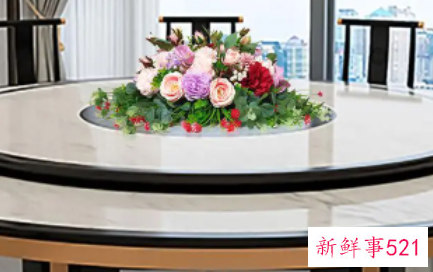 圆餐桌中间的摆饰