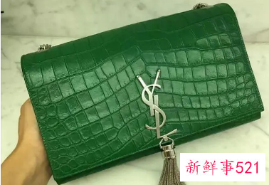 深绿色包包会老气吗