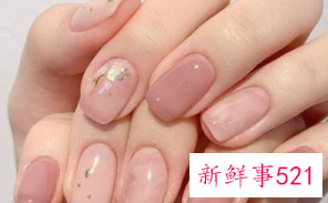 指甲涂什么颜色显手白