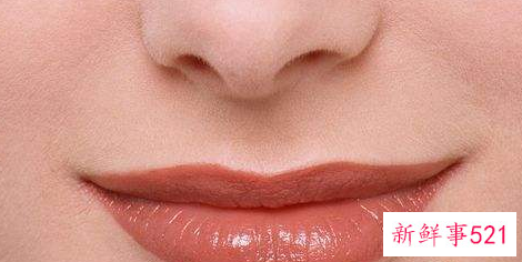 学会这几招薄唇一秒打造时髦的厚唇妆