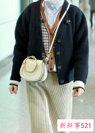 v领毛衣里面配衬衫