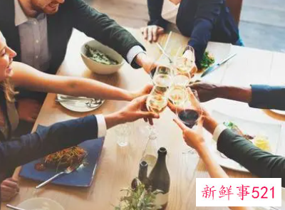 经常陪老板应酬的女人