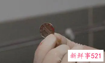 4岁宝宝被硬币卡喉自救时千万别拍背部