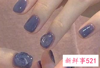 指甲涂什么颜色显手白