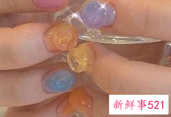 指甲涂什么颜色显手白