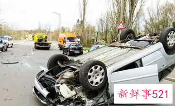 梦见车翻到沟里人没事是什么意思