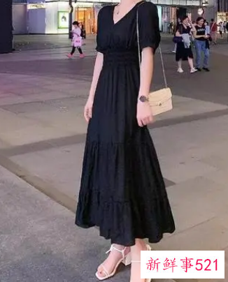 一身黑裙子配白鞋好看吗