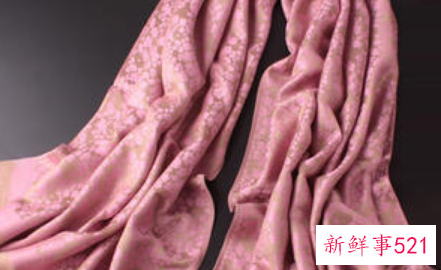 皮肤黑戴什么颜色的围巾好看