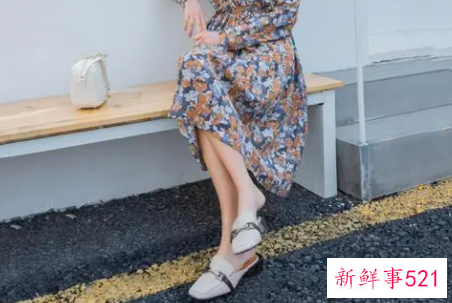 花色连衣裙搭什么鞋子好看