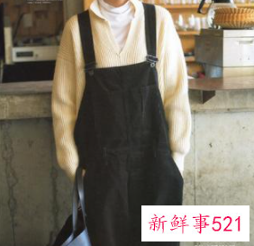 白色毛衣配什么色