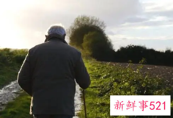 梦见去世的父亲到酒给我