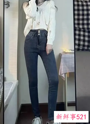 高腰直筒牛仔裤怎么配上衣