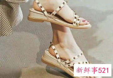 夏天短裙配什么鞋子好看