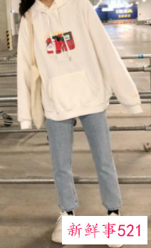 白色卫衣配什么裤子好看女