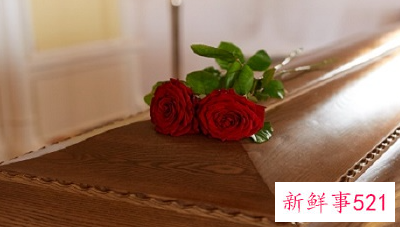 梦见自己看见别人戴孝