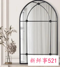 窗户外面挂镜子啥意思