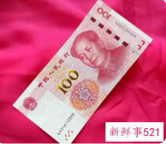 女人梦见好多红色百元纸币