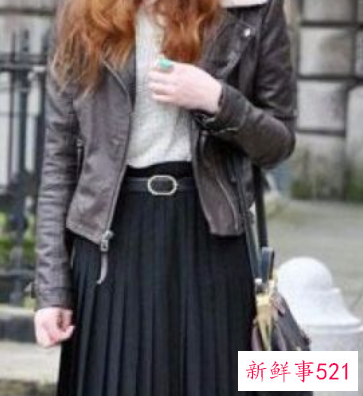 长百褶裙怎样搭配