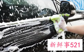 山东俩车主在海边用海水为爱车做盐浴