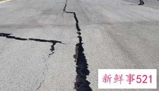 梦见地震地面裂缝