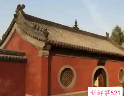 梦见寺庙里吃东西