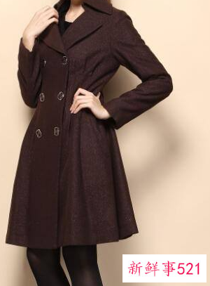 深咖啡色外套内搭