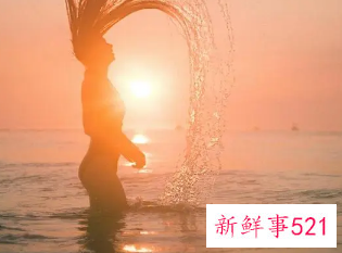 女人梦见很多人在河里游泳