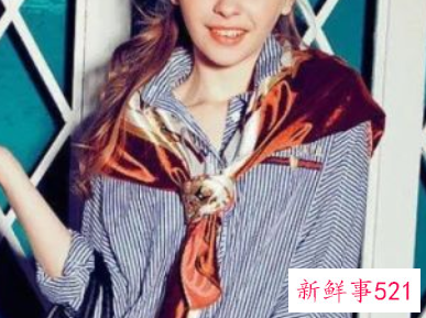 秋天丝巾怎么搭配衣服