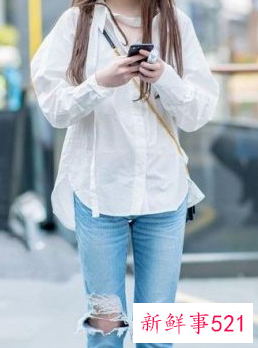 浅蓝色微喇牛仔裤配什么上衣