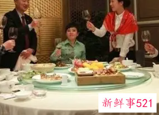 经常陪老板应酬的女人