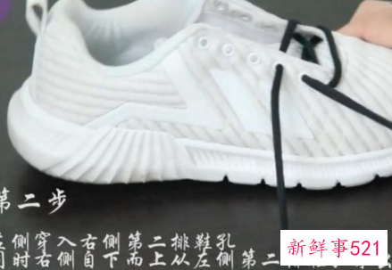鞋带怎么弄成螺丝打结