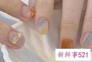 指甲涂什么颜色显手白