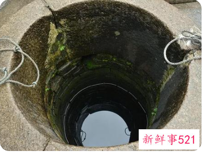 梦见向井中丢石头是什么意思