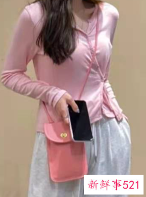 暗粉色上衣配什么颜色裤子好看