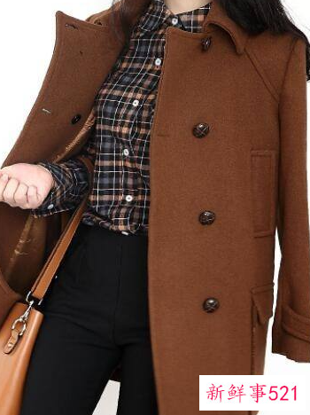 深咖啡色外套内搭