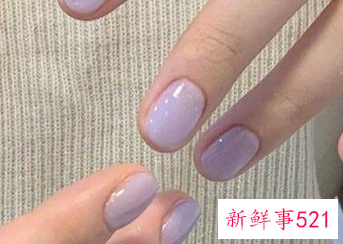 指甲涂什么颜色显手白