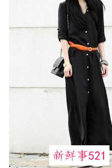 黑色裙子配小白鞋好看吗