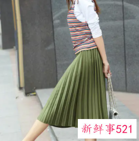 墨绿色百褶长裙配上衣图