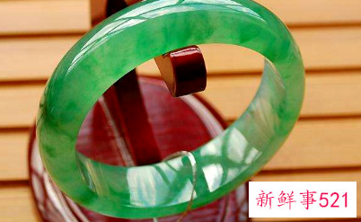 戴翡翠手镯的好处和禁忌