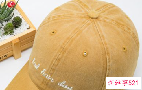 红色大衣配什么帽子