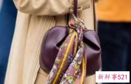 秋天丝巾怎么搭配衣服